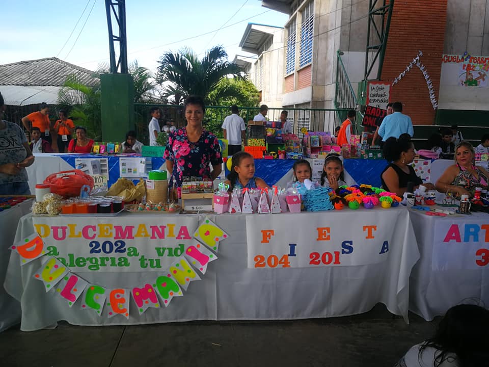 La docente Janeth Córdoba y estudiantes.